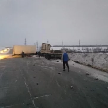 Фото: Легковой автомобиль разорвало на части в ДТП с грузовиком на кузбасской трассе 3