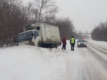 Фото: В Кемерове сотрудники ГИБДД спасли замерзавшего на дороге водителя грузовика 1