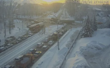 Фото: В Кемерове на Логовом шоссе образовалась большая пробка 1