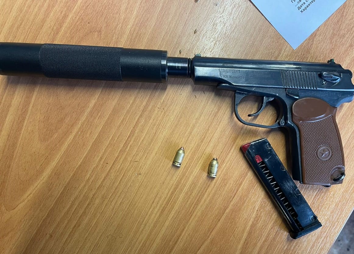 Жительница Кузбасса попалась полиции при попытке продать пистолет с глушителем