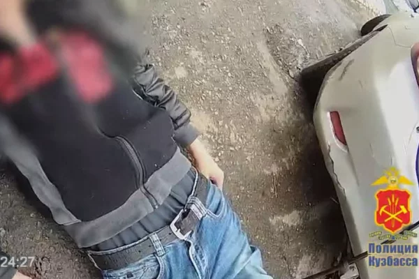 Потерял много крови: в Кузбассе два сотрудника полиции спасли человека