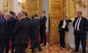 Фото одинокой Поклонской, скучающей на инаугурации президента, стало мемом  