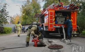 В Брянске после атаки беспилотника загорелось административное здание