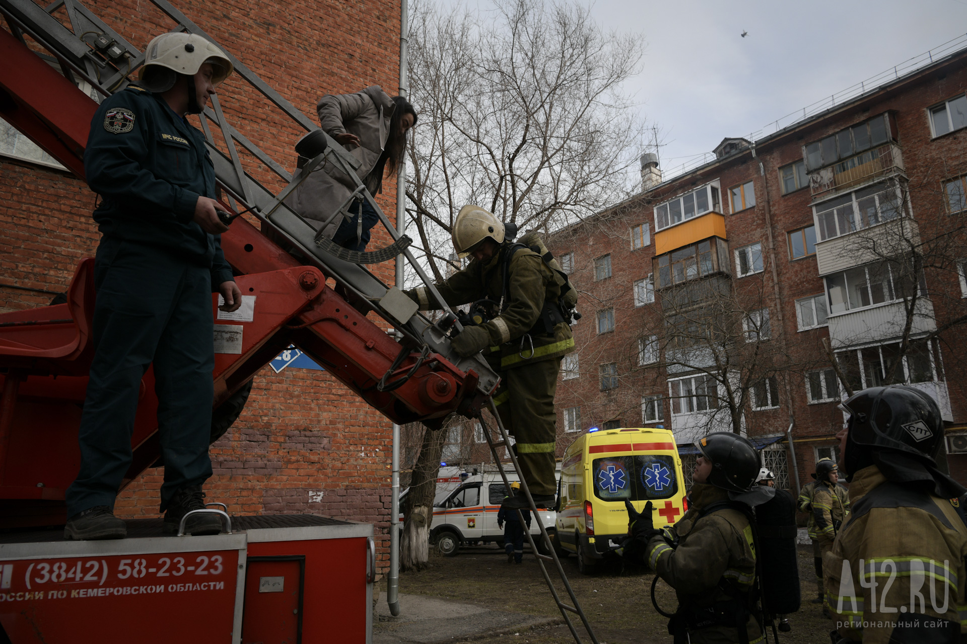 Пожарные спасли людей из горящего многоквартирного дома в Кузбассе