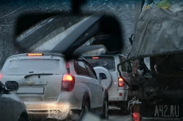 Фото: «Смертельная рулетка»: кемеровчанин предложил решение проблемы с колеёй на Кузбасском мосту. Горожане жалуются на неё ежедневно 1