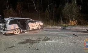 В Кузбассе иномарка врезалась в опору освещения и перевернулась, водитель погиб