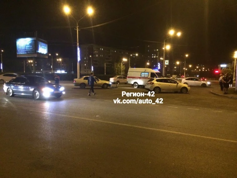 Фото: На бульварном кольце в Кемерове перевернулся Daewoo Matiz 2