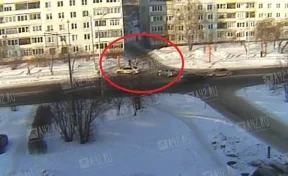 В Кемерове на проспекте Химиков автомобиль вылетел на газон: момент ДТП попал на видео