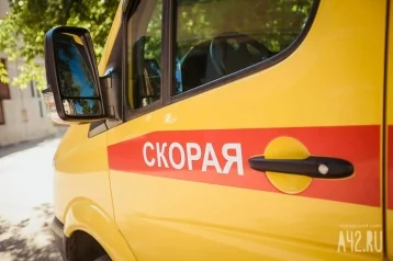 Фото: В Киселёвске скорая помощь снесла опору освещения: она упала на жилой дом 1