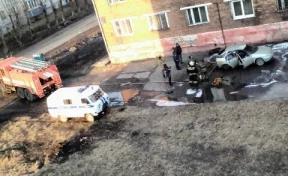 В Кузбассе во дворе дома сгорел ВАЗ-2112