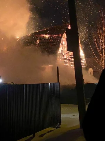 Фото: В Кемерове ночной пожар в частном секторе тушили более 30 человек 1