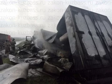 Фото: На новокузнецкой трассе столкнулись фуры: одна из них сгорела 2