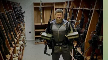 Фото: Имеет право: Песков прокомментировал фото Кадырова с пулемётами в руках 1