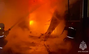 В Краснодаре загорелся торговый павильон на 300 кв. метров, на месте работают пожарные 