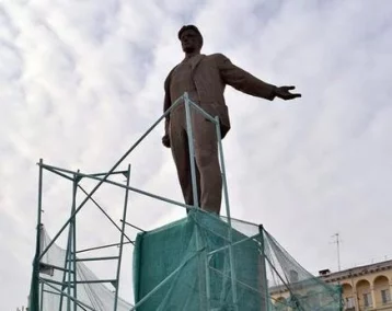 Фото: Стало известно, когда завершится ремонт памятника Маяковскому в Новокузнецке 1