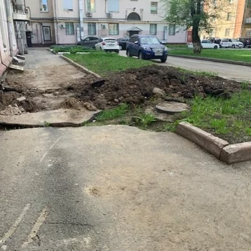 Фото: Двор в центре Кемерова отремонтировали после вмешательства прокуратуры 1