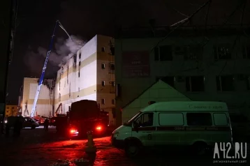 Фото: Спасатели продолжат работы по тушению пожара в кемеровском ТЦ ночью 1