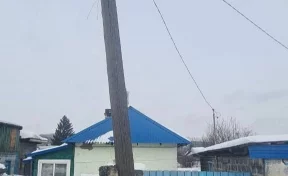 Рискующий упасть электрический столб снесли после вмешательства прокуратуры в Кузбассе
