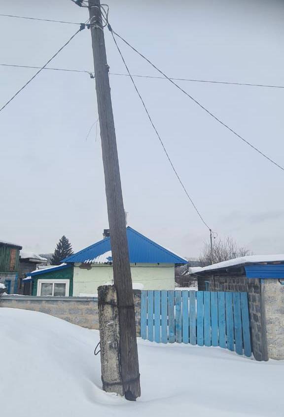 Рискующий упасть электрический столб снесли после вмешательства прокуратуры в Кузбассе