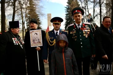 Фото: В Кемерове возложили цветы к Мемориалу Славы: во всех городах Кузбасса началось празднование Дня Победы 2