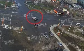 В Кузбассе на перекрёстке произошло серьёзное столкновение автомобилей: ДТП попало на видео