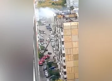 Фото: Появилось видео серьёзного пожара в кемеровской многоэтажке 1
