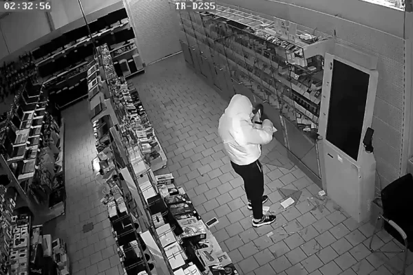 В Кузбассе подросток украл из магазина 12 телефонов и приставку