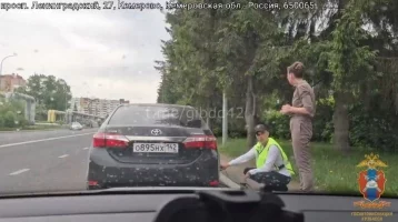 Фото: В Кемерове сотрудники ГАИ помогли женщине с проколотым колесом на машине 1