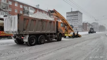 Фото: «Уборка снега ведётся круглосуточно»: в Кемерове дорожные и коммунальные службы работают в усиленном режиме 1