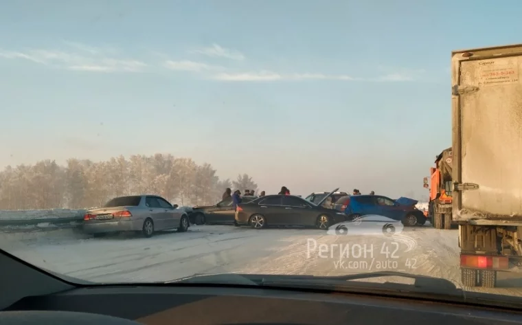 Фото: Десять машин столкнулись на кузбасской трассе 2