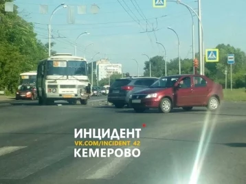 Фото: На Радуге в Кемерове произошло ДТП с маршруткой 4