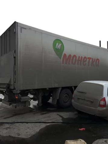 Фото: В Кузбассе фура снесла опору ЛЭП и повредила легковой автомобиль 1