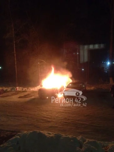 Фото: В центре Новокузнецка ночью горел автомобиль 2