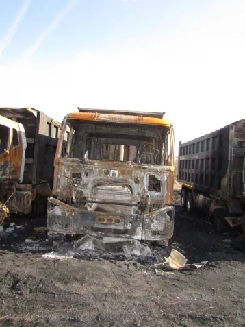 Фото: В Кузбассе два подельника сожгли 10 дорогих самосвалов: дело ушло в суд 3