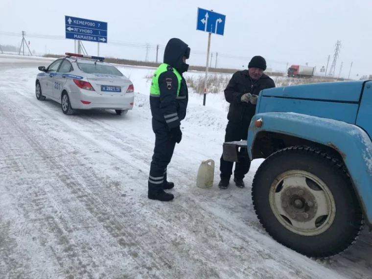 Фото: В Кузбассе полицейские помогли замёрзшему на трассе водителю грузовика 2