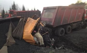 На кузбасском разрезе самосвал смял кабину грузовика — пострадал водитель