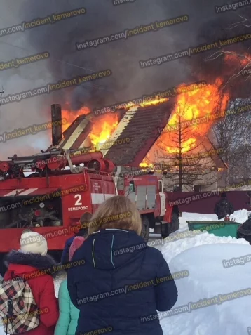 Фото: Очевидцы сообщают о пожаре в селе под Кемеровом 1