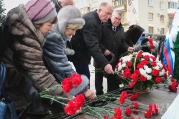 Фото: В Кемерове возложили цветы к Мемориалу славы воинов-кузбассовцев 1