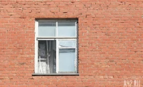 В Кузбассе годовалая девочка выпала из окна второго этажа