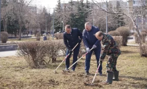 Губернатор Кузбасса Середюк показал, как приводит в порядок сквер Жукова в Новокузнецке
