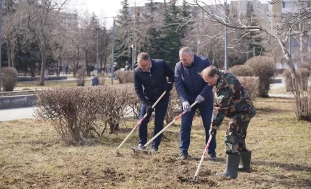 Губернатор Кузбасса Середюк показал, как приводит в порядок сквер Жукова в Новокузнецке
