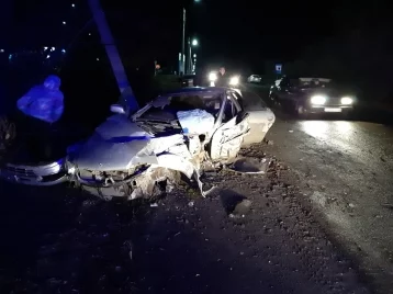 Фото: В Кузбассе автомобиль слетел с трассы и протаранил опору ЛЭП 1
