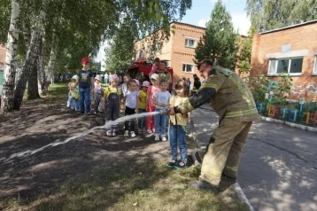 Фото: В Кузбассе пожарные во время учений в детском саду «спасли» ребёнка и взрослого 4