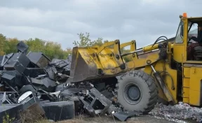 В Кузбассе уничтожение игровых автоматов трактором сняли на видео