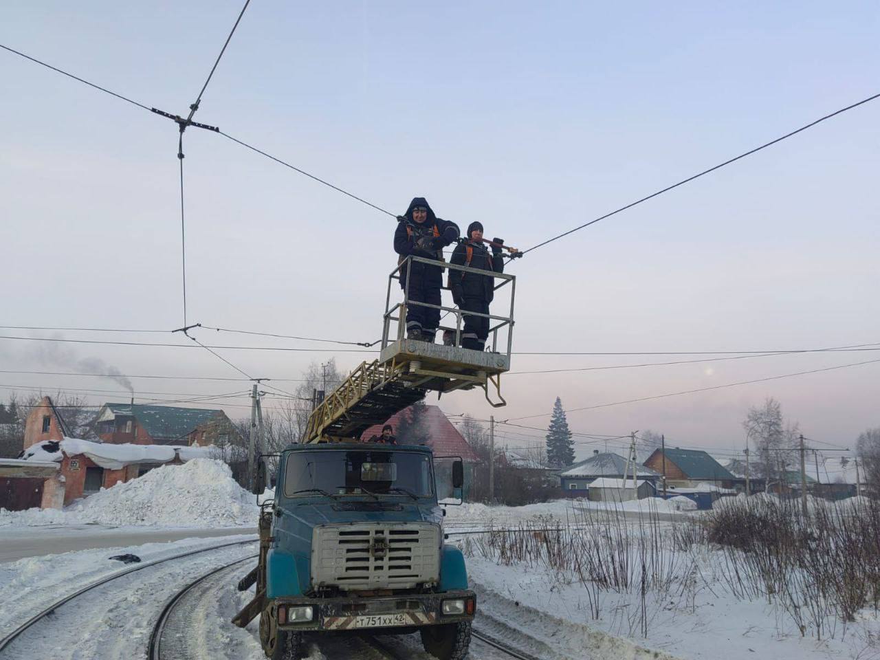 В Кемерове аварийные бригады восстанавливают контактную сеть трамвая на Южном