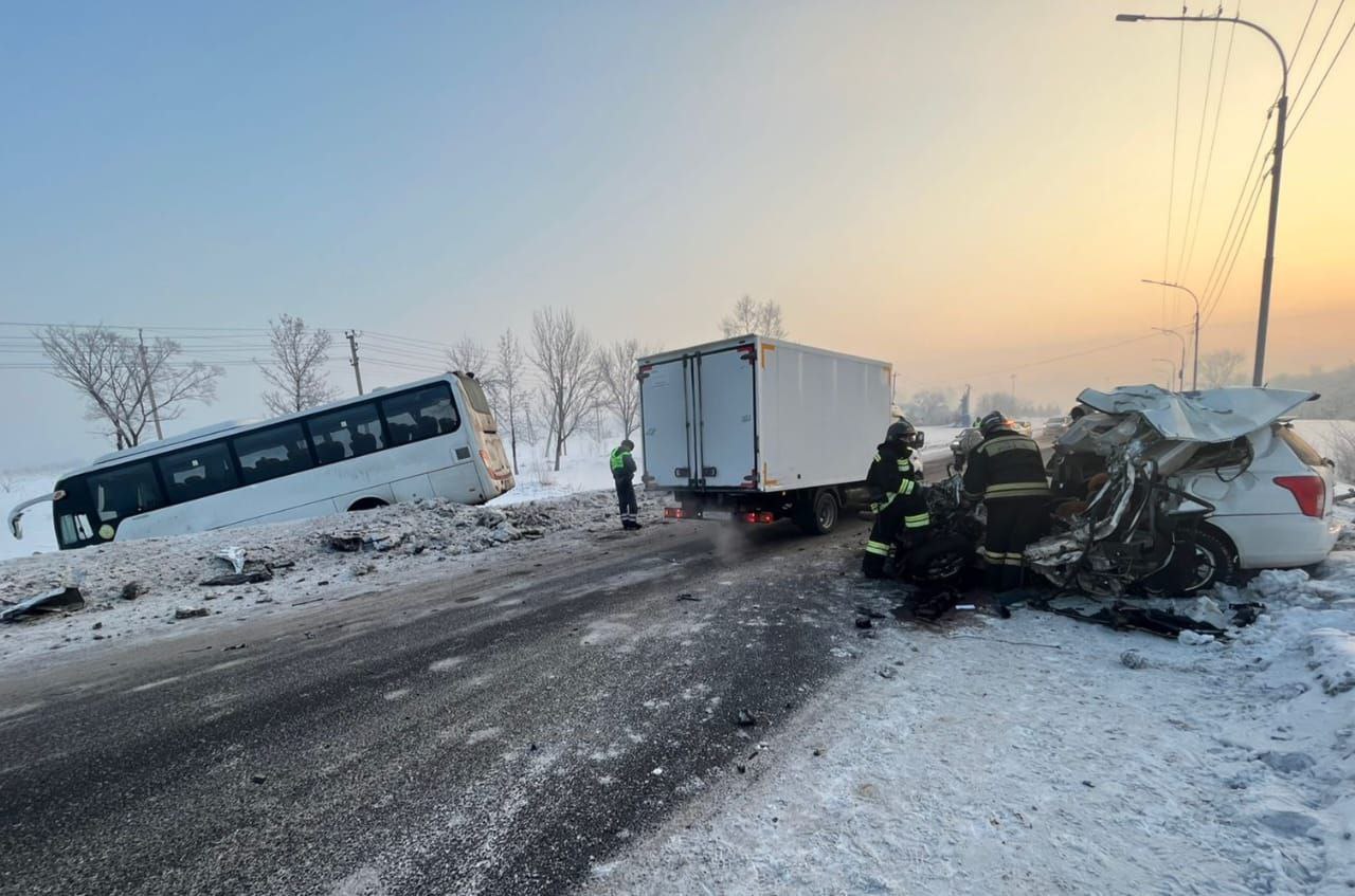 Один водитель погиб, второй пострадал: стали известны подробности жёсткого ДТП с автобусом в Кузбассе
