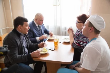 Фото: «Здесь кормят, как дома»: Сергей Цивилёв посетил школьную столовую в Новокузнецке 1