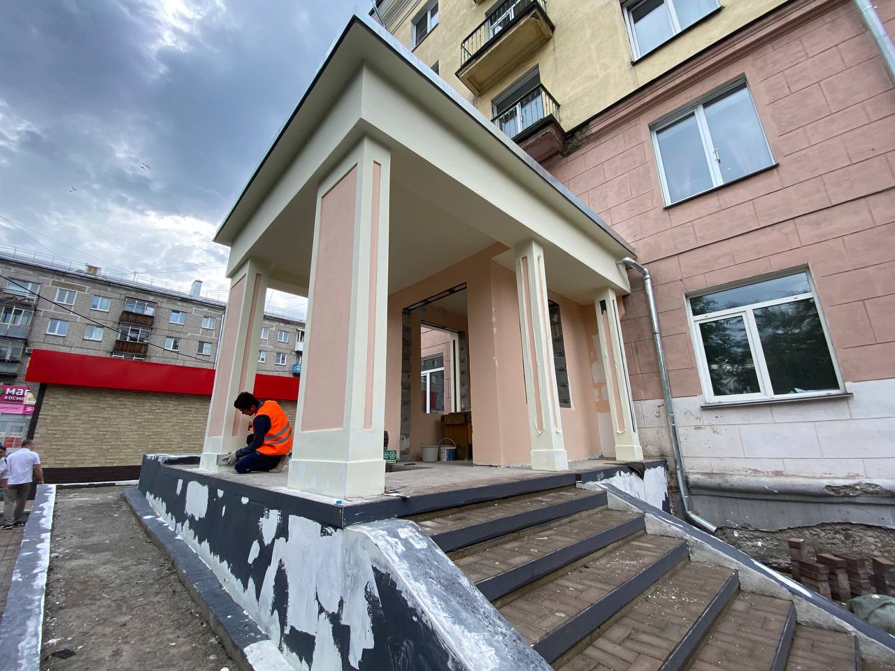 «На финишной прямой»: власти Новокузнецка ответили на вопрос о ремонте детской поликлиники на улице Спартака