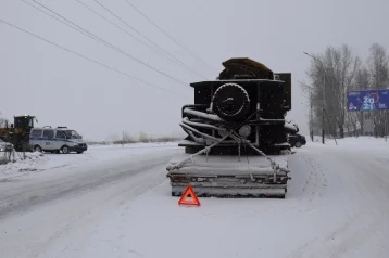 Фото: В Кузбассе грузовик заглох из-за мороза на въезде в город 1