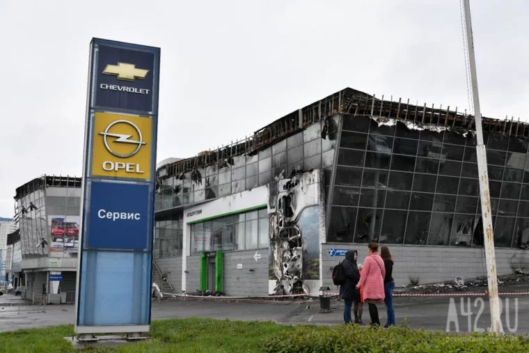 Фото: После пожара: как выглядит сгоревший в Кемерове автосалон 29